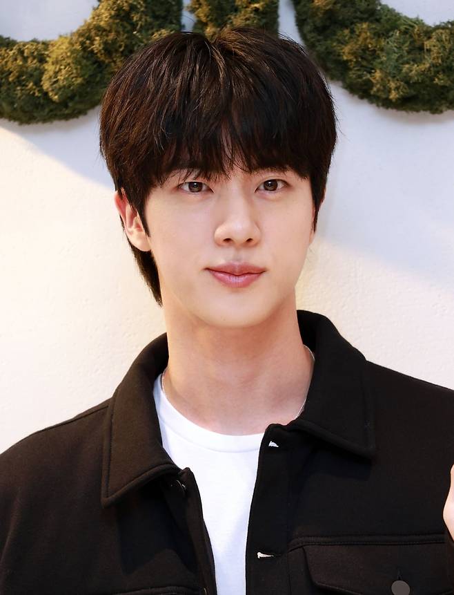 방탄소년단 진이 검은 자켓에 흰 티셔츠를 입고 카메라를 바라보며 미소 짓고 있다 / 사진 = 텐아시아 사진 DB