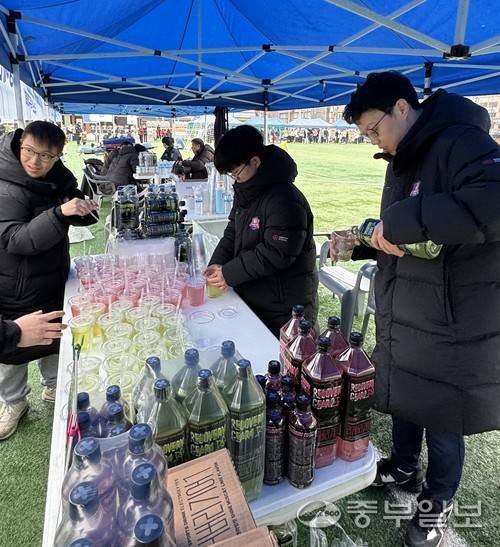 지난 15일 수원종합운동장 보조구장서 열린 제2회 중부일보배 위너볼 유소년 축구대회서 건강 식음료 브랜드 링티의 후원을 받은 루멘FC 선수들이 출전 선수들에게 스포츠음료를 제공하고 있다. 이건우기자