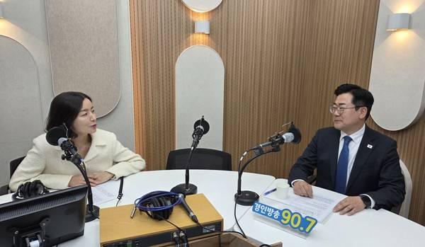 박찬대 더불어민주당 국회의원(오른쪽)과 박주언 앵커 2026.3.19 [경인방송 시사뉴스팀]