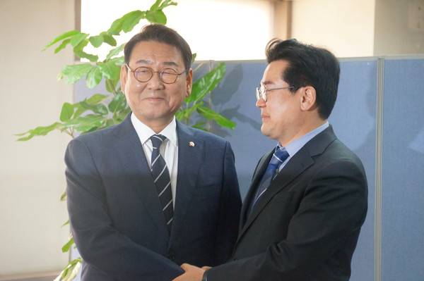 오늘(26일) 인천 미추홀구 김교흥 의원 선거사무실에서 인천시장 선거 불출마를 선언한 김교흥 의원이 사무실을 찾은 박찬대 의원과 만나 인사를 나누고 있다. [경인방송DB]