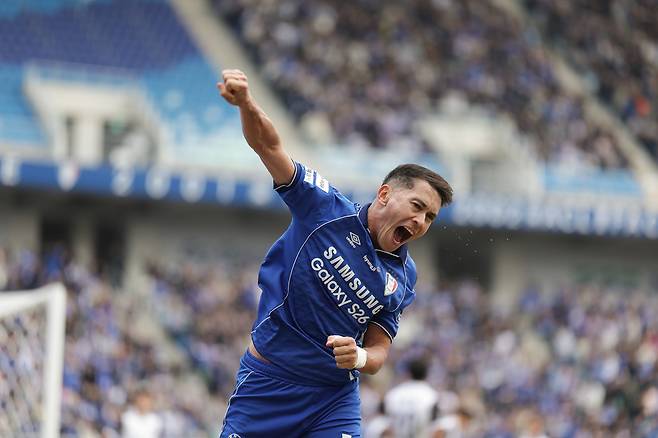 프로축구 K리그2 수원 삼성의 공격수 헤이스가 지난 14일 수원월드컵경기장에서 열린 하나은행 K리그2 2026 3라운드 전남 드래곤즈와의 경기에서 득점에 성공한 후 환호하고 있다.