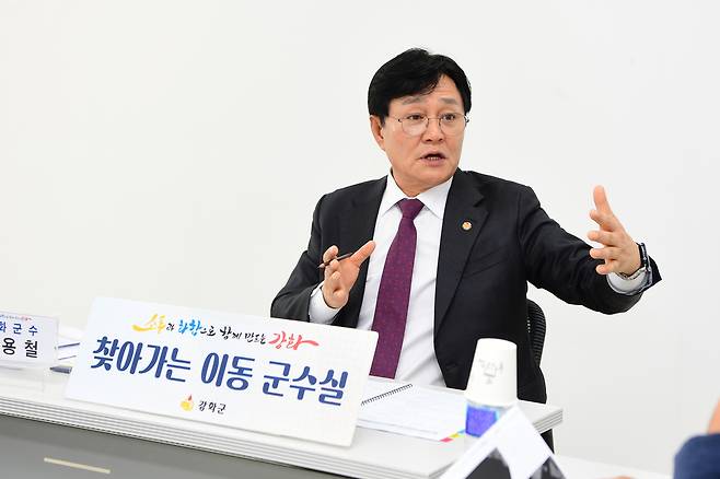 길상면 찾아가는 이동군수실 운영시 관련 민원에 대해 주민들에게 설명하고 있는 박용철 군수 <인천 강화군 제공>