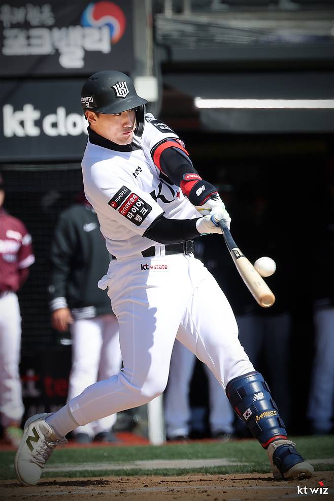 19일 수원 kt위즈파크에서 열린 2026 신한 SOL KBO리그 시범경기 kt 위즈와 키움 히어로즈의 경기에서 kt 안현민이 타격을 하고 있다.