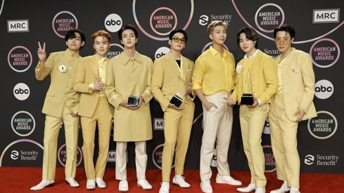 지난 2021년 아메리칸 뮤직 어워즈에서 대상을 수상한 방탄소년단(BTS). 연합뉴스