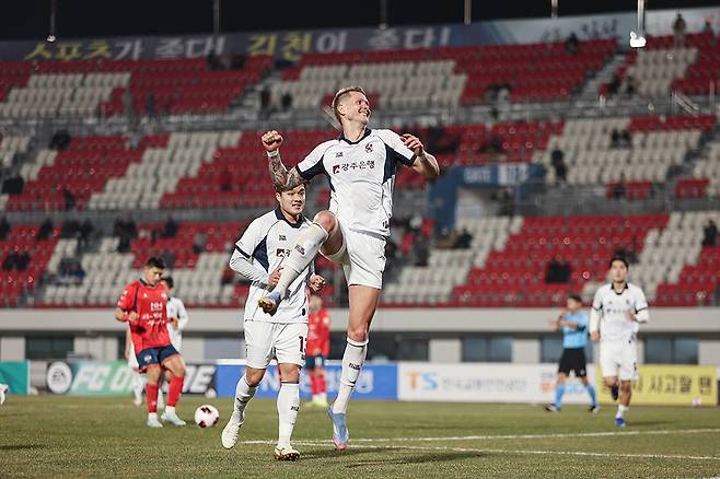 광주FC 프리드욘슨이 지난 17일 열린 김천상무와의 경기에서 선제골을 터뜨린 후 포효하고 있다.           <광주FC 제공>