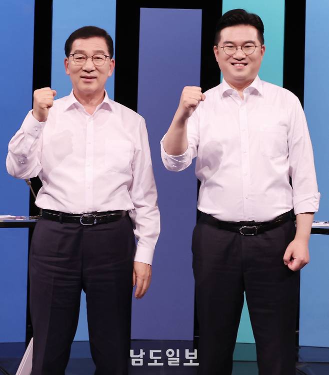 민주당 전남광주특별시장 예비경선 합동토론회지난 18일 광주MBC 스튜디오에서 열린 더불어민주당 전남광주특별시장 B조 경선 토론회에서 후보들이 포즈를 취하고 있다. 왼쪽부터 신정훈·정준호 의원. /임문철 기자 35mm@namdonews.com