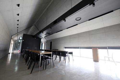 제정구 커뮤니티센터 전시실 내부는 회색과 검은색,나무색 세가지의 단순한 색감으로만 구성되어 있다./김승권 기자/