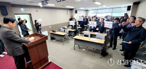 ◇강원교육 중도·보수 교육감 후보 단일화 촉진대회가 19일 원주시청에서 열렸다.