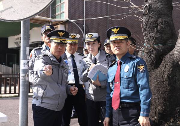 경남경찰이 제64회 진해군항제를 앞두고 대규모 인파 안전관리를 위한 현장점검에 나섰다. / 경남경찰청