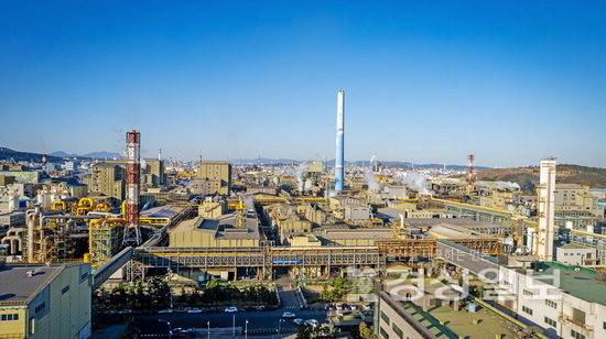 ▲ 고려아연이 폐모터 부품에서 첨단·방위산업 핵심 소재인 희토류가 포함된 혼합물을 회수하는 기술을 개발했다. 사진은 고려아연 울산 온산제련소 전경. 고려아연 제공