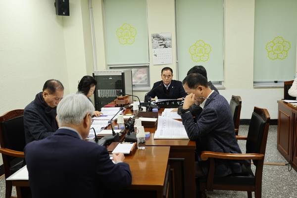 산청군의회 임시회 상임위 모습. /산청군의회