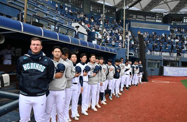 12일 마산야구장 열린 NC 다이노스와 LG 트윈스 시범경기에서 NC 선수들이 도열해 있다. /김구연 기자