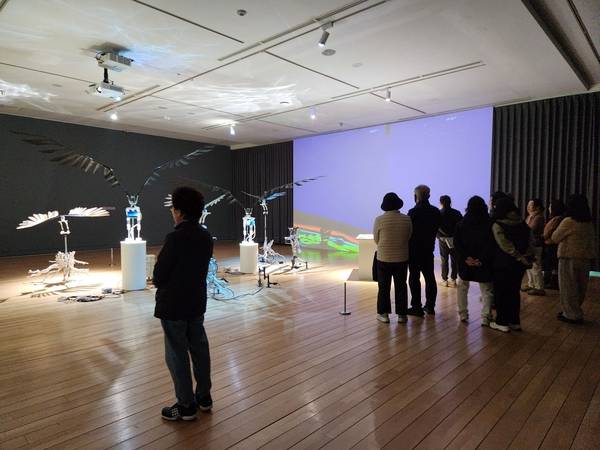 6월 28일까지 열리는 경남도립미술관 기획전 <어디에나 있고 어디에도 없을> 중 3전시실 오주영 작 '황조롱이 드론' 앞에서 전시 설명이 진행되고 있다. /류민기 기자