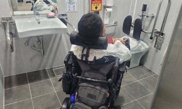 남정우 삼별초 대표가 민주주의전당 장애인 화장실을 점검하고 있다. /삼별초