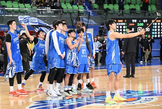 프로농구 대구 한국가스공사 페가수스 선수들이 지난 16일 대구체육관에서 열린 안양 정관장 레드부스터스와의 대결에 승리한 후 단체사진을 찍고 있다. KBL 제공