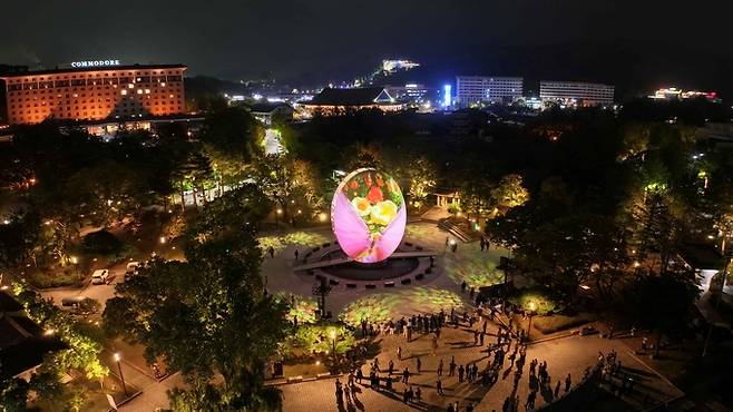 ▲ 지난해 10월 열린 2025 APEC때 조성된 보문호반관광 상징 조형물 '탄생'이 관광객들로부터 인기를 끌고 있다. 경북문화관광공사