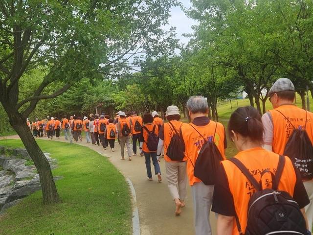 단체로 맨발 걷기 운동을 하고 있다.(대구일보 DB)