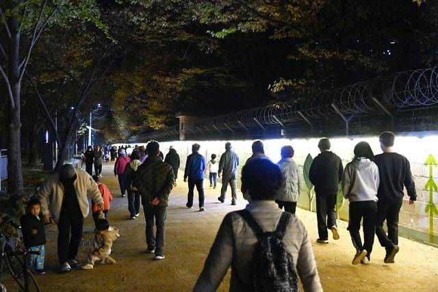 달성군에 조성된 'Re 화원' 산책로를 걷는 시민들(대구일보 DB)