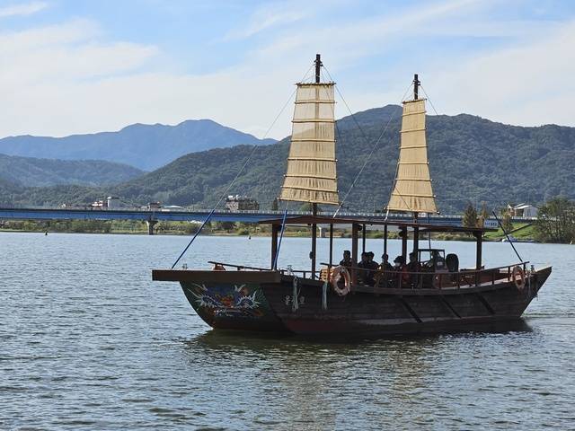 낙동강을 운항하고 있는 '율정호'. 박서생이 일본 통신사로 다녀올 때 탔던 배를 현대적으로 재해석한 배로 길이 15m, 폭 4m, 12인승 규모다. 의성군 제공.