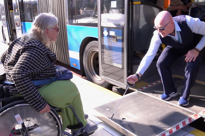 지난 9일 오후 스톡홀름의 한 버스 정류장에서 잉겔라씨가 버스기사의 도움을 받아 수동리프트를 통해 저상버스에 탑승하고 있다. 박지현기자 lozpjh@yeongnam.com