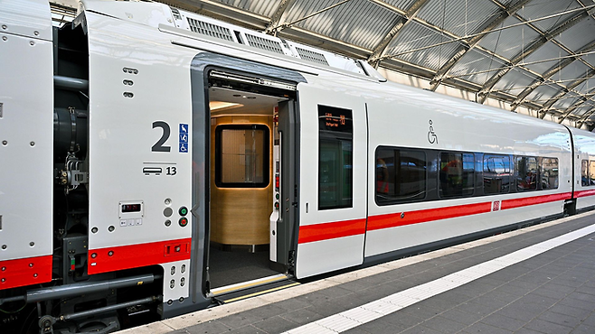 독일철도청(DB)이 최근 공개한 저상형 고속열차 ICE L. 전 좌석에서 단차와 계단 없는 탑승이 가능한 완전 저상형 구조를 구현했다. <영남일보DB>