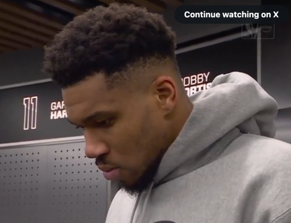 침울한 표정의 야니스(사진=NBA 방송 화면 갈무리)