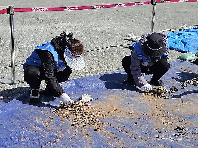 19일 오전 무안군 무안국제공항에서 진행된 국토교통부 항공철도사고조사위원회와 과학수사대의 8차 잔해 조사에 유가족들이 참여하고 있다. 강주비 기자
