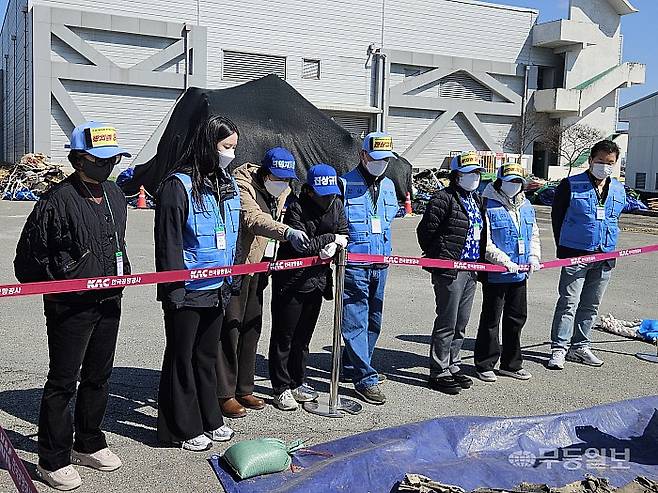 19일 오전 무안군 무안국제공항에서 진행된 국토교통부 항공철도사고조사위원회와 과학수사대의 8차 잔해 조사에 유가족들이 참여하고 있다. 강주비 기자