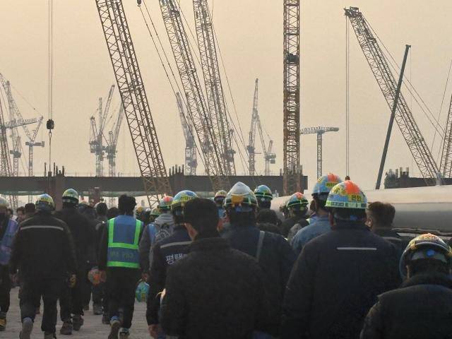 지난 11일 삼성전자 평택캠퍼스 P4, P5 건설 현장에서 현장 작업자들이 퇴근하고 있는 모습 [사진=김나윤 기자]