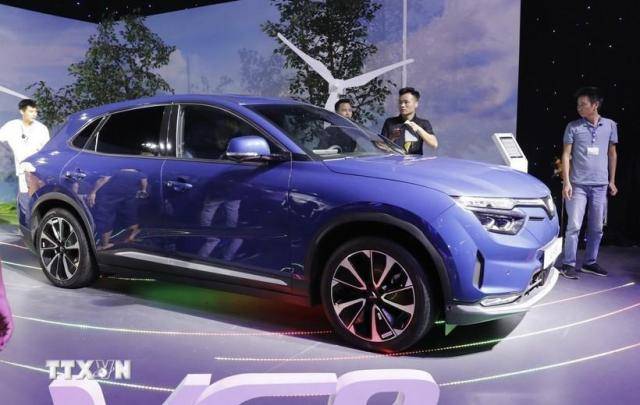 박람회에서 빈패스트 전기차를 구경하는 시민들 [사진=베트남 통신사]