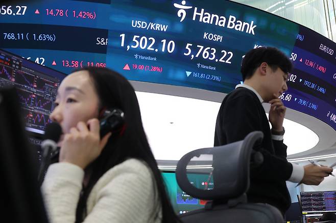 이란 전쟁 격화에 유가 급등, 달러 강세가 지속되는 가운데 19일 서울 중구 하나은행 딜링룸 현황판에 금융위기 이후 최고 수준으로 치솟은 원/달러 환율이 표시되고 있다./사진=연합뉴스