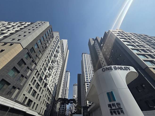 ▲11일, 서울 서초구 반포동 래미안 원베일리 아파트 단지 전경. 최근 단지 외곽 보안문 설치를 둘러싸고 입주자대표회의와 서초구청 간 갈등이 확산되고 있다. 사진=장혜원 기자