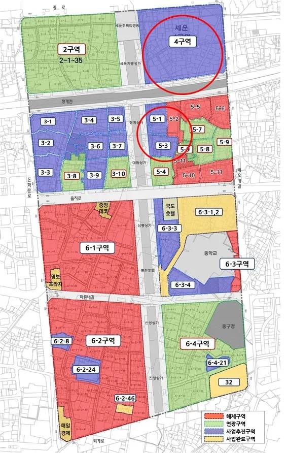 ▲세운지구 구역도. 고발로 공정이 중단된 4구역(상단)과 굴착 작업이 이어지는 5-1·3구역(중앙)이 도로 하나를 사이에 두고 맞닿아 있다. 사진-=나무위키