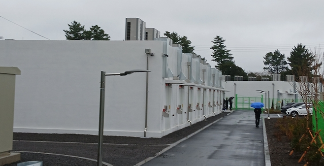 ▲제주 조천읍 북촌리에 위치한 에너지저장장치(ESS)인 북촌 베스 발전소의 모습. 사진= 이원희 기자