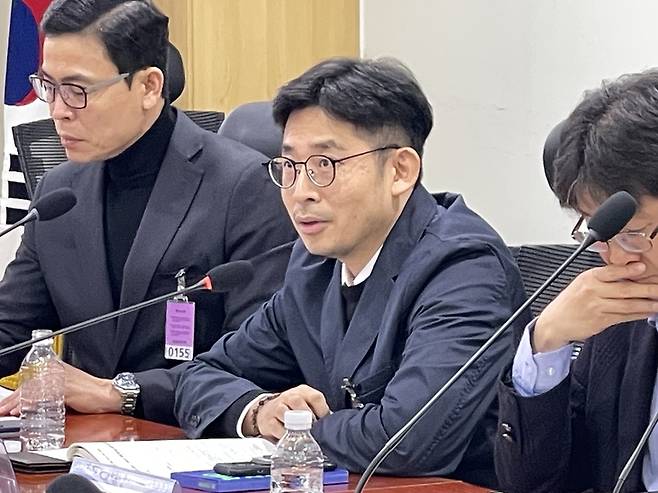 ▲김종진 현대자동차 EV충전인프라팀장(가운데)이 18일 국회의원회관 제7간담회의실에서 열린 '전기차 충전기 사용자 경험 개선을 위한 토론회'에서 발언 하고 있다. 사진=박지성 기자