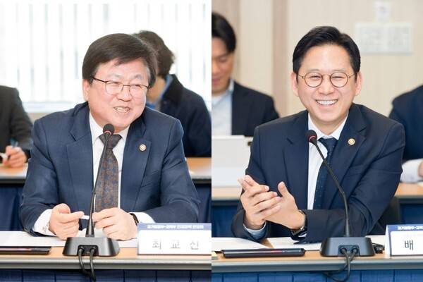 배경훈 부총리 겸 과학기술정보통신부 장관(오른쪽)과 최교진 교육부 장관이 19일 오전 서울 종로구 광화문교보빌딩 국가과학기술자문회의 대회의실에서 열린 '과기정통부-교육부 인재정책 온(溫)담회' 에서 대화를 나누고 있다..[사진=과기정통부]