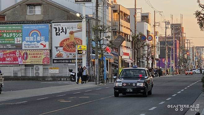 전문가들은 오사카 코리아타운을 일본 MZ세대에게 가장 가성비 높은 '이국적 테마파크'로 평가한다. 다만 급격한 상업화가 공간 고유의 매력을 훼손하지 않으려면 임대료 안정화 등 상생 방안이 필수적이다. 관광객 유치와 거주민의 삶의 질을 동시에 잡는 질적 성장이 요구된다. /김현우 기자=일본, 오사카