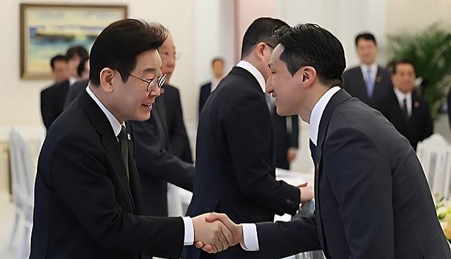 이재명 대통령이 2월 4일 청와대에서 열린 '청년 일자리와 지방투자 확대를 위한 기업간담회'에 입장하며 정기선 HD현대 회장과 인사하고 있다. /연합뉴스