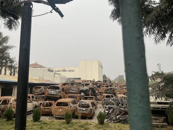 지난해&nbsp; Z세대들의&nbsp; '시민혁명' 당시 불에 탄 차량이 네팔 국회의사당 한켠에 쌓여 있다.&nbsp; 사진 이용호 카트만두 주재기자