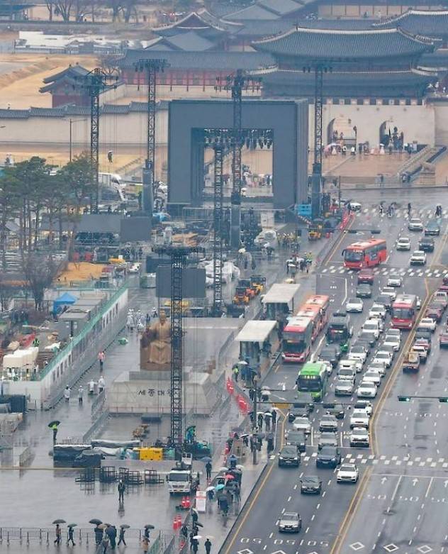 서울 광화문 일대에서 예정된 BTS 공연으로 인해 인근 약국의 토요일 의약품 배송이 일부 제한될 전망이다. 사진 연합뉴스.