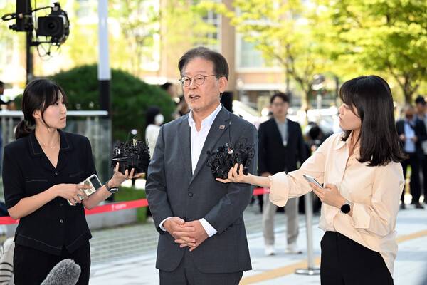 2023년 9월 12일 더불어민주당 이재명 대표가 '쌍방울 그룹 대북 송금' 의혹 관련 피의자 신분으로 조사를 받기 위해 경기도 수원시 영통구 수원지방검찰청으로 출석하고 있다. 2023.9.12 [공동취재] 연합뉴스