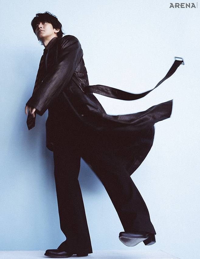 레더 웨이스트 벨트 코트·스트라이프 셔츠·타이 모두 아미리, 플레어 핏 팬츠 발렌티노, 웨스턴 부츠 어네스트 더블유 베이커 제품.