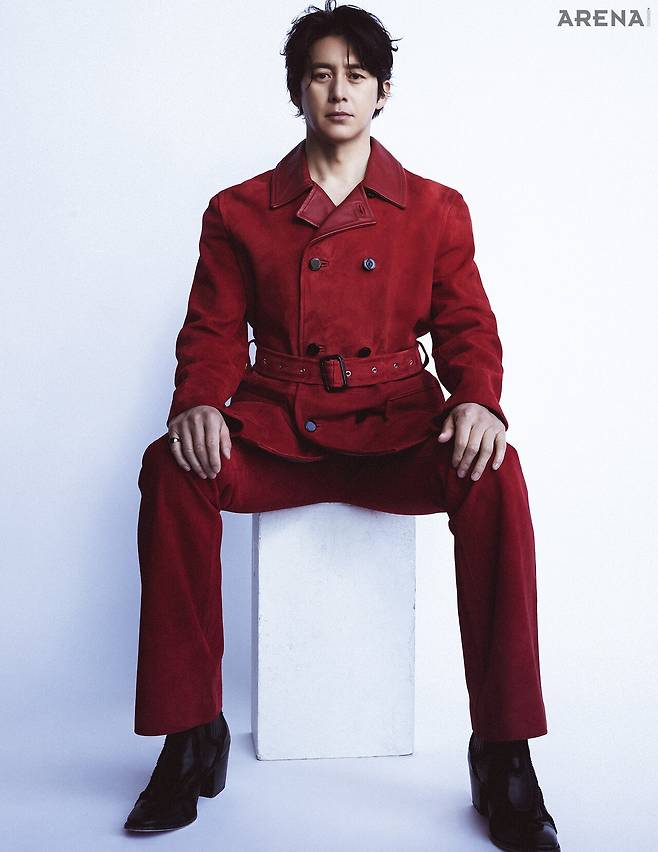 레드 스웨이드 더블 버튼 하프 코트·스웨이드 팬츠 모두 어네스트 더블유 베이커, 링 톰우드, 자수 디테일 부츠 크리스찬 루부탱 제품.