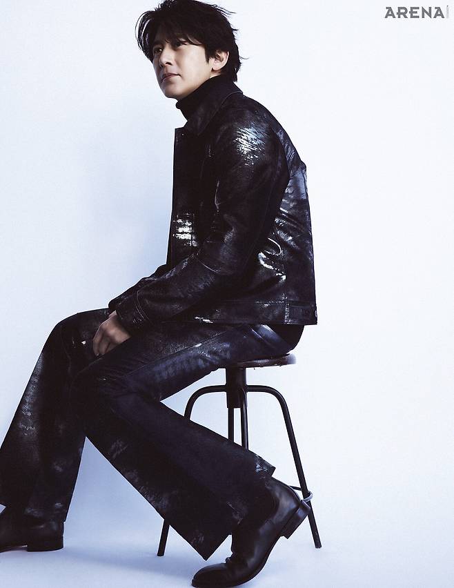 실버 디테일 송치 재킷·팬츠 모두 김서룡, 카프리 클래식 첼시 부츠 벨루티 제품.