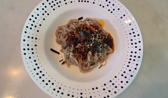 농심 배홍동 막국수. 들기름 맛에 비빔면의 정체성이 잡아먹혔다./사진=김아름 기자 armijjang@