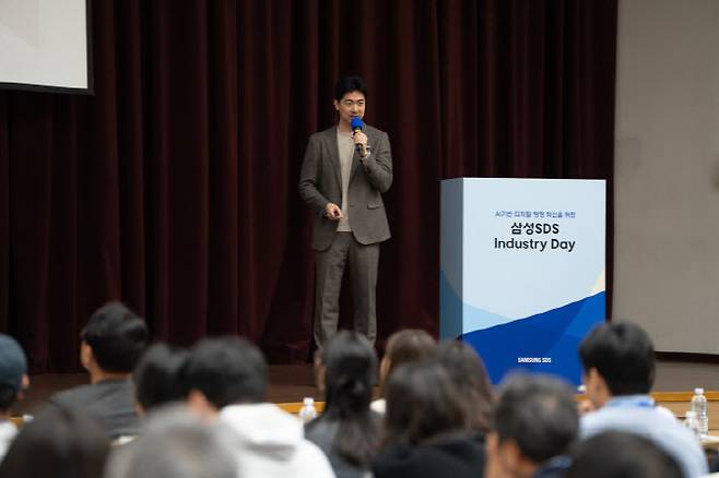 지난 18일 정부세종컨벤션센터 국제회의장에서 진행된 '삼성SDS 인더스트리 데이' 행사에서 삼성SDS 김긍환 컨설팅팀장(상무)이 공공 서비스 혁신을 위한 삼성SDS의 AX 전략에 대해 발표하고 있다. (사진=삼성SDS)