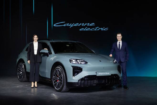 포르쉐 AG 해외 신흥 시장 총괄 크리스티아네 초른(왼쪽), 포르쉐코리아 마티아스 부세 대표가 카이엔 일렉트릭과 사진 촬영하고 있다. (사진=포르쉐코리아)