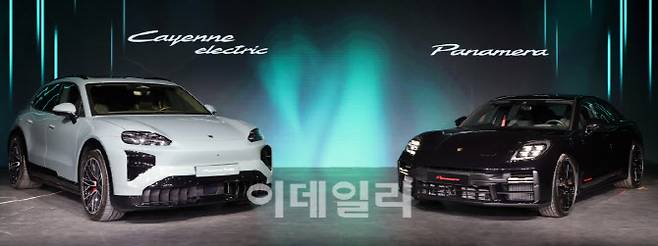 포르쉐코리아가 19일 서울 광진구 파이팩토리에서 열린 포르쉐코리아 2026 신년 기자간담회에서 카이엔 일렉트릭 및 파나메라 레드 익스클루시브를 공개하고 있다. (사진=방인권 기자)