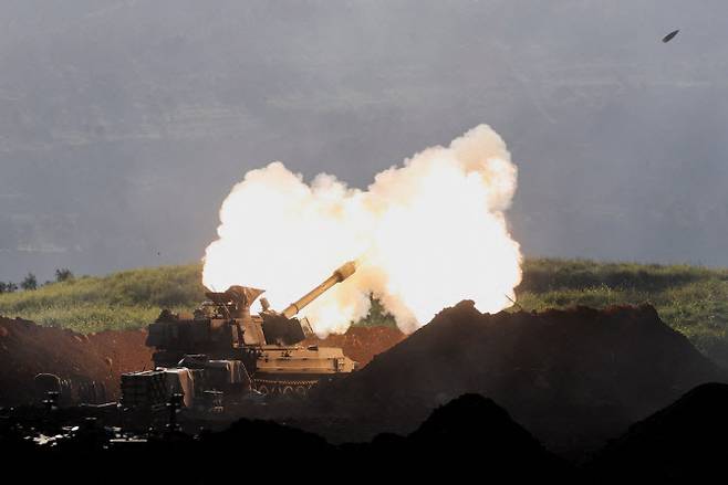 이스라엘 포병 부대가 레바논을 향해 포격을 가하고 있다. (사진=로이터)