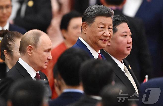 김정은 북한 노동당 총비서와 시진핑 중국 국가주석, 블라디미르 푸틴 러시아 대통령이 지난해 9월 3일 중국 베이징 인민대회당에서 열린 리셉션 행사에 참석한 모습. 2025.09.03 ⓒ AFP=뉴스1